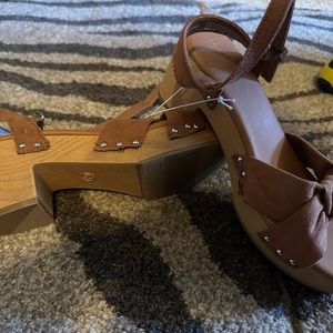 Brown Universal Thread Women’s size 6.5